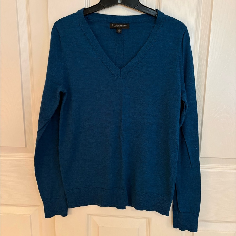 Beautiful Banana Republic 100% Merino sweater